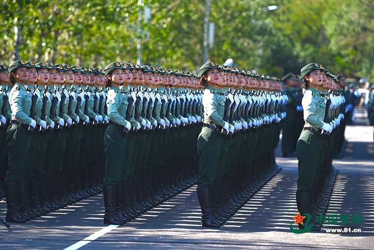 大四女生参与民兵方队亮相阅兵大四女生参与民兵方队亮相阅兵，青春荣耀的见证