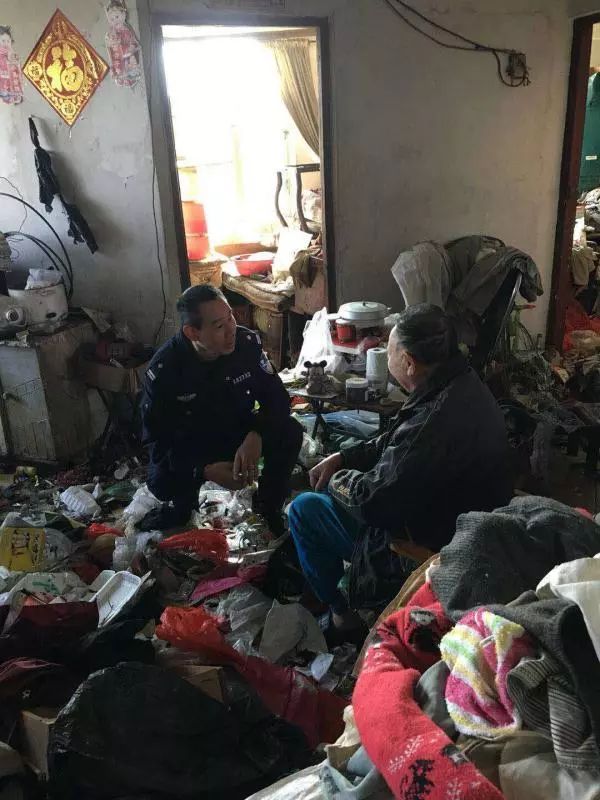 独居老人垃圾成堆独居老人垃圾成堆，我们需要关注与行动