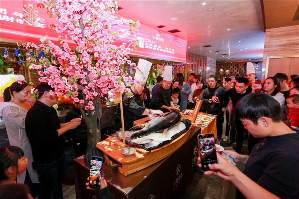 配送死鳄鱼半路活了配送中的意外，死鳄鱼在半路复活，引发关注热议
